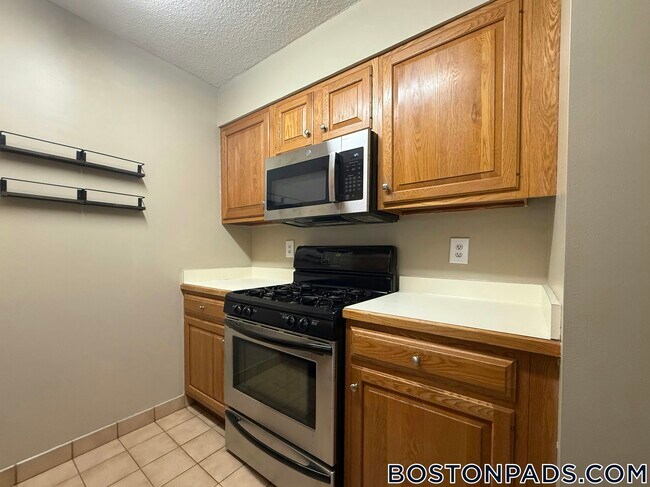 Building Photo - 147 Kelton St