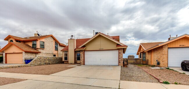 Building Photo - 2 story home with refrigerated air, locate...