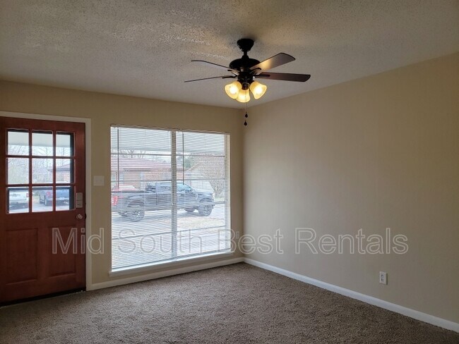 Building Photo - 115 Meadow Park Dr