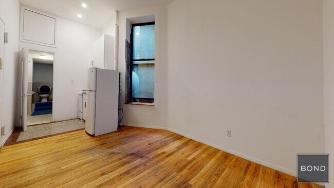 Foto del edificio - 214 E 10th St