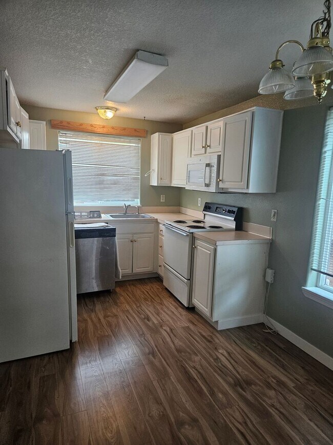 Foto del edificio - 3 Bedroom, 1 1/2 bath townhouse in Hillsboro