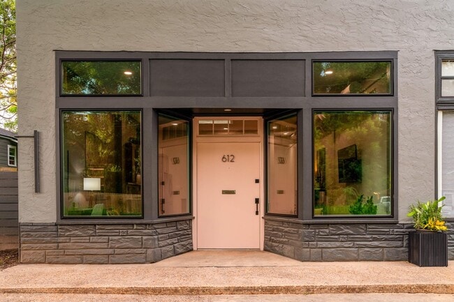 Foto del edificio - 612 W 8th Ave