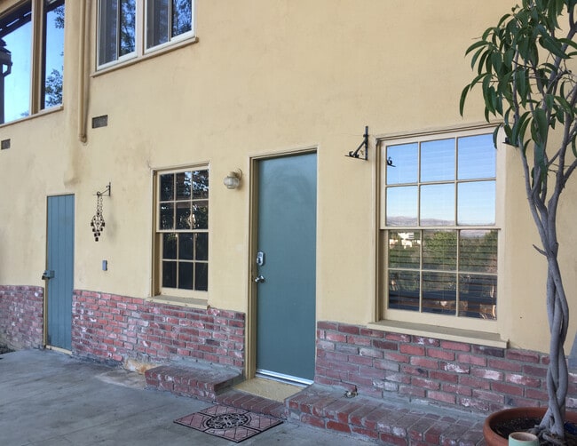 Building Photo - 15135 Encanto Dr