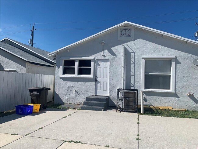 Building Photo - 912 8th St