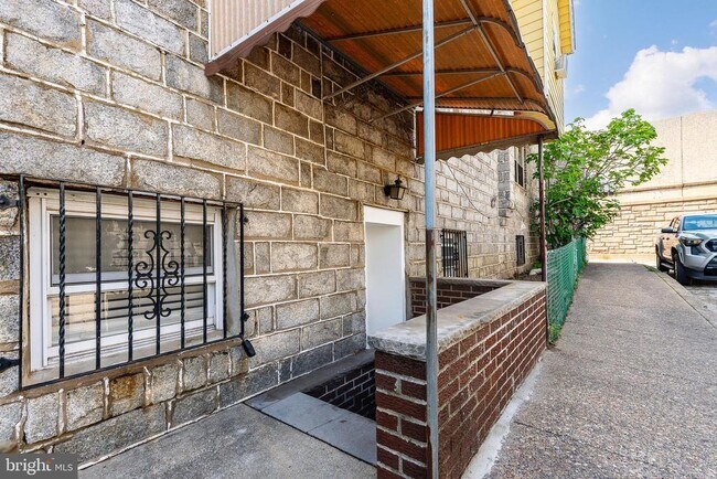 Building Photo - 1617 Packer Ave