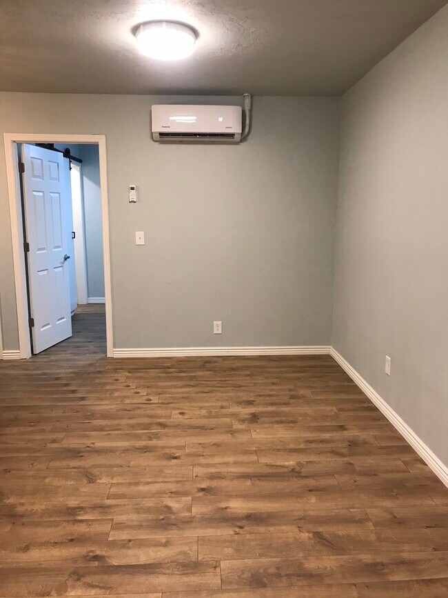 Building Photo - 761 W 600 S