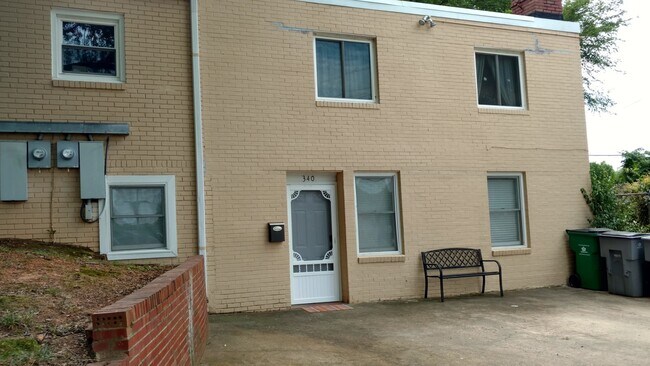 Foto del edificio - Beautiful  2 Bedroom 1 Bath spacious unit ...