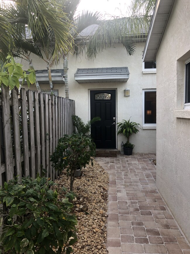 Entrada privada - 8517 Canaveral Blvd