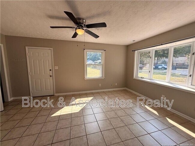Foto del edificio - 4805 Fellows Ct
