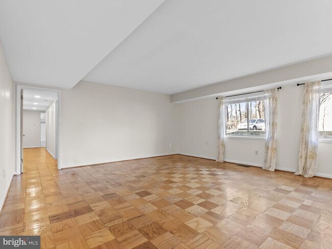 Foto del edificio - 10613 Montrose Ave