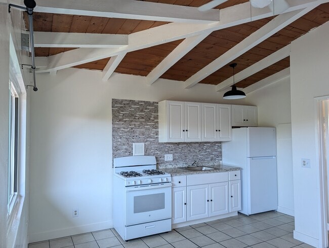 Building Photo - 7002 Linda Vista Rd