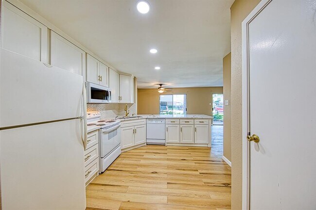 Building Photo - 14555 Wunderlich Dr