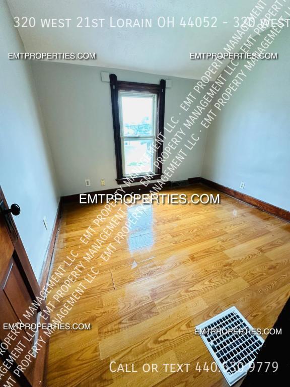 Building Photo - 320 W 21st St
