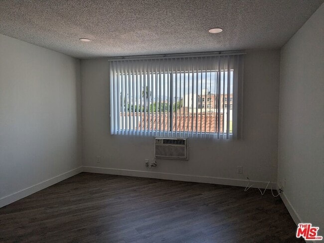 Foto del edificio - 310 S Kenmore Ave