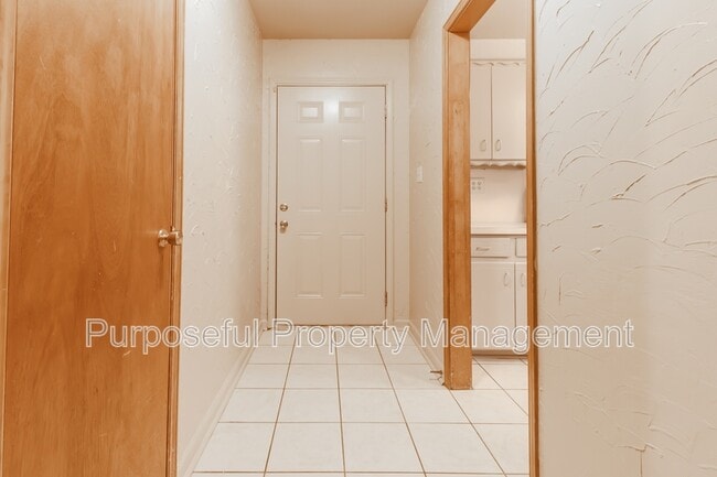 Building Photo - 514 N Ponca Ave