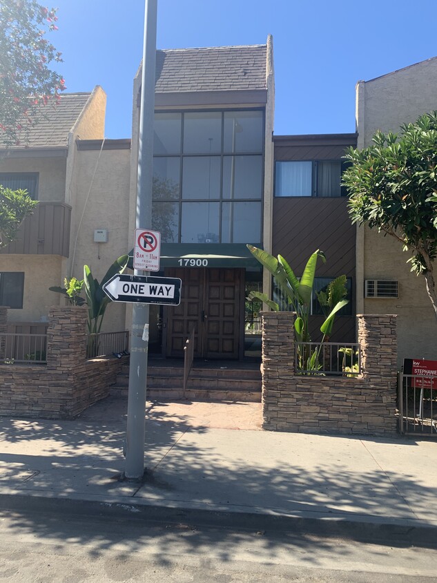 17900 Sherman Way Unit 320, Reseda, CA 91335 Condo for Rent in Reseda