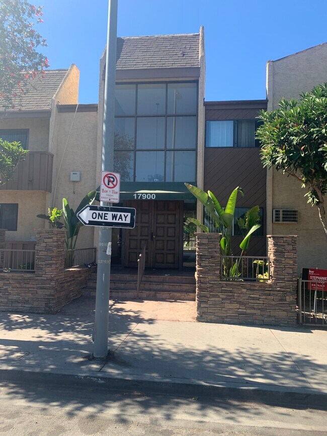 Foto del edificio - 17900 Sherman Way