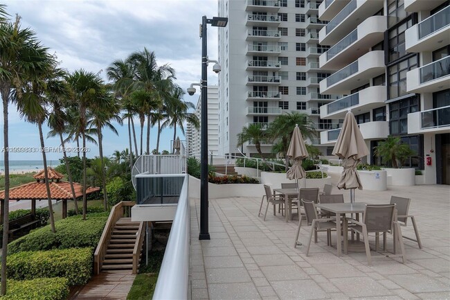 Foto del edificio - 5757 Collins Ave