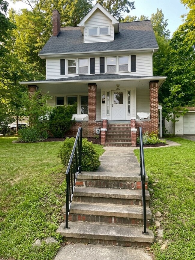 Building Photo - 1462 Parkhill Rd