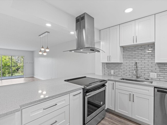 Building Photo - 3150 N Palm Aire Dr