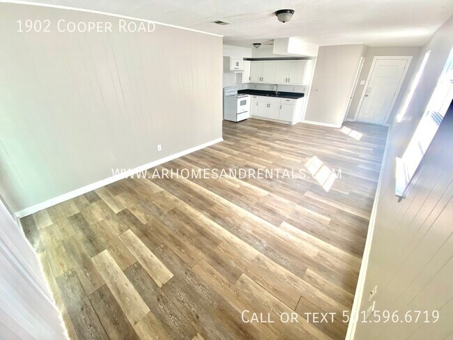 Building Photo - 1902 Cooper Road | $1395 | 4 beds, 2 full ...
