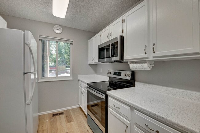 Foto del edificio - $2,025 - 2 Bed, 2.5 Bath Unit in Lakewood with In-Unit Laundry!