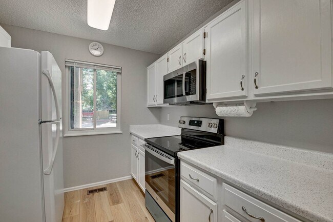 Building Photo - $2,025 - 2 Bed, 2.5 Bath Unit in Lakewood with In-Unit Laundry!