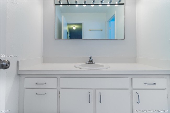 Foto del edificio - 1 br, 1 bath  - 1754 Meridian Ave
