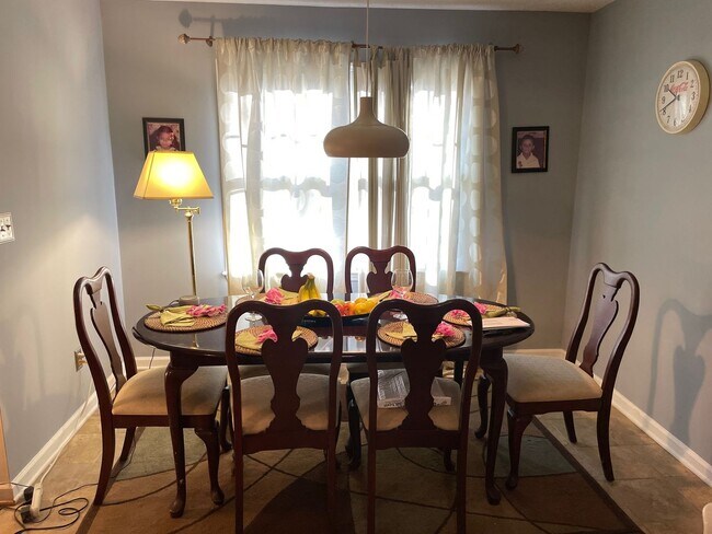 Foto del edificio - 3 BED, 2 BATH FULLY FURNISHED HOME! $1,600...