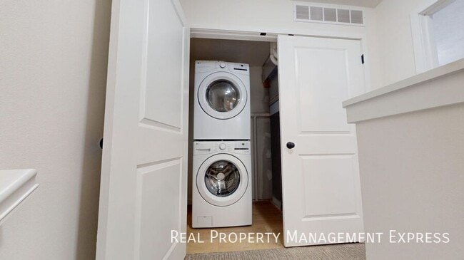 Foto del edificio - Stylish 2 Bed 1.5 Bath Townhome