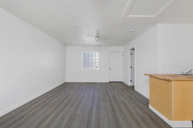 Building Photo - 940 Cypress Ave