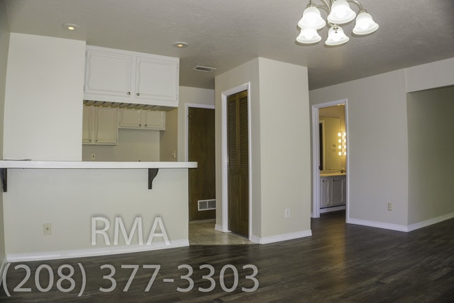 Building Photo - 1125 N Camelot Dr