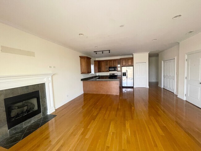 Building Photo - 6545 N Sacramento Ave