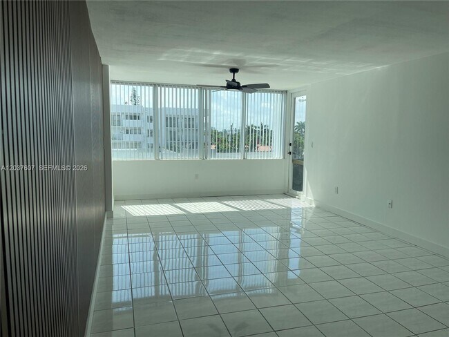 Foto del edificio - 8233 Harding Ave