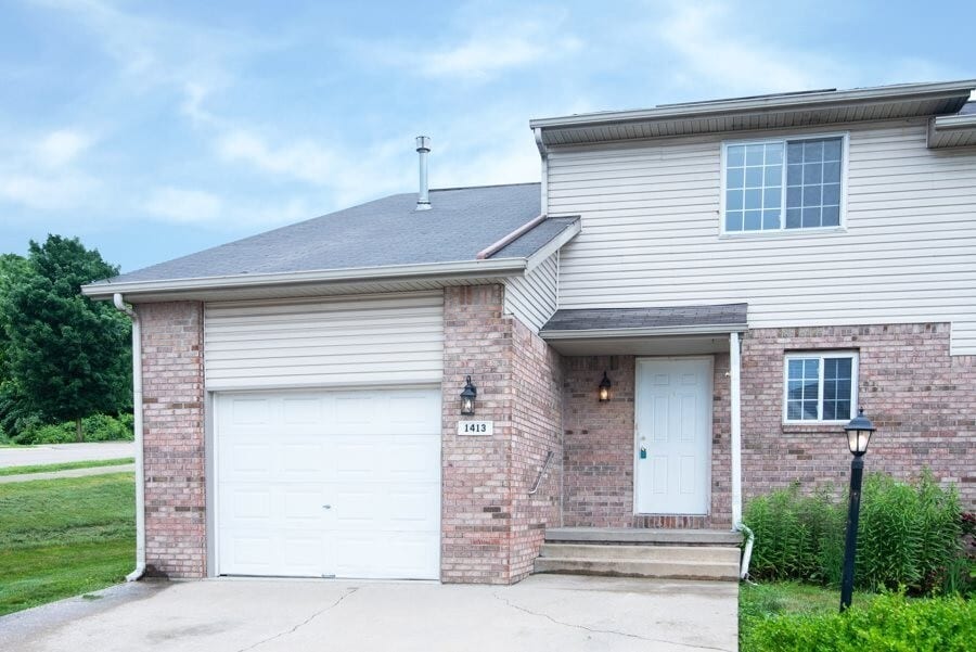 Primary Photo - 4 bedroom 2 bath