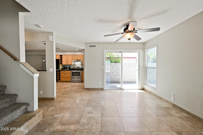Building Photo - 1022 W Estrella Dr