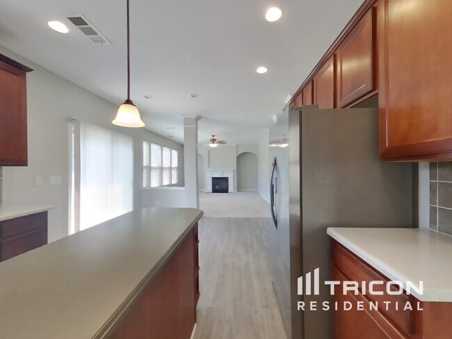 Foto del edificio - 4370 Rainer Dr