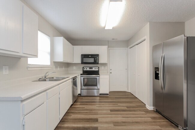 Building Photo - 5425 Bluff View Dr