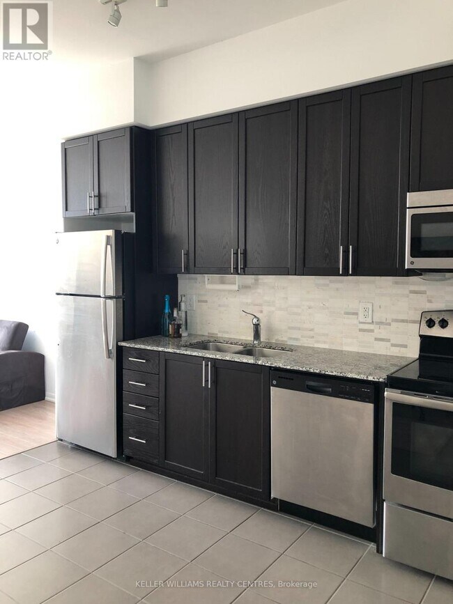 Photo du bâtiment - 830-830 Lawrence Ave W