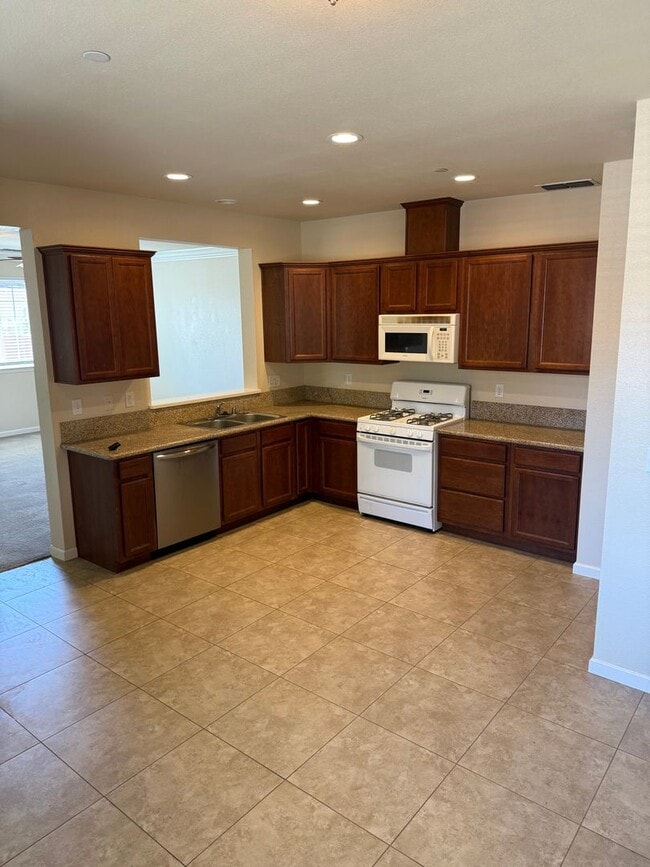 Building Photo - 3-bedroom, 2.5-bathroom townhouse located ...