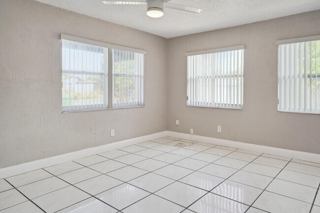 Foto del edificio - 1281 NW 30th Ave