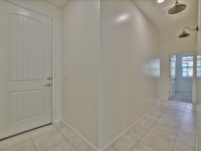 Foto del edificio - 4 Bedroom, 2 Bath