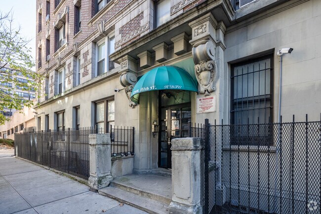 Entrada - 256-258 Manhattan Ave