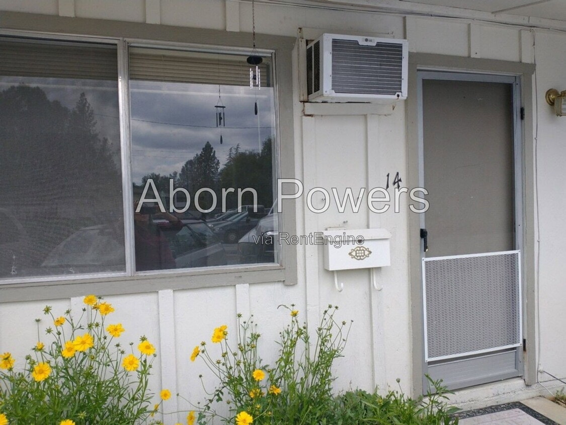 Building Photo - 2813 Manor Dr