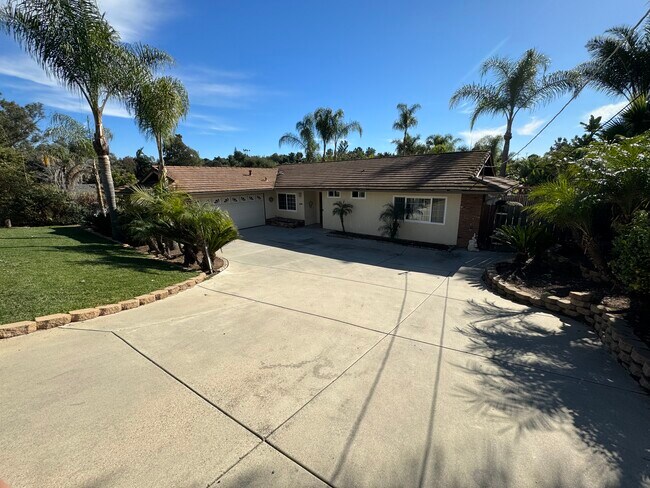 Foto del edificio - 1725 Hillcrest Ln
