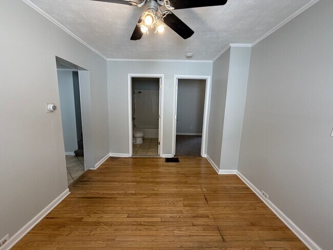 Foto del edificio - Charming West Side Home with Covered Porch & First-Floor Laundry