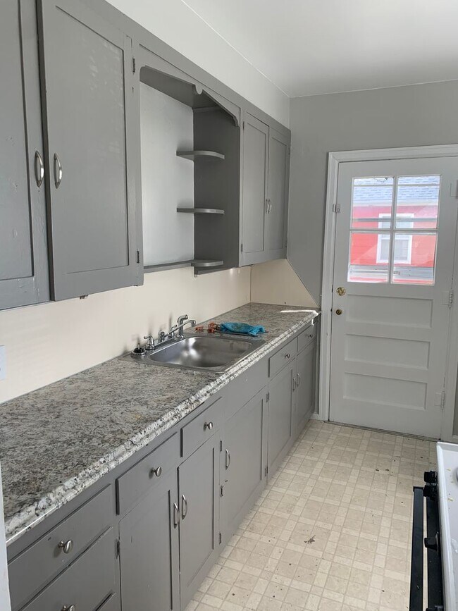 Foto del edificio - 2 BEDROOM, 1 BATHROOM APARTMENT