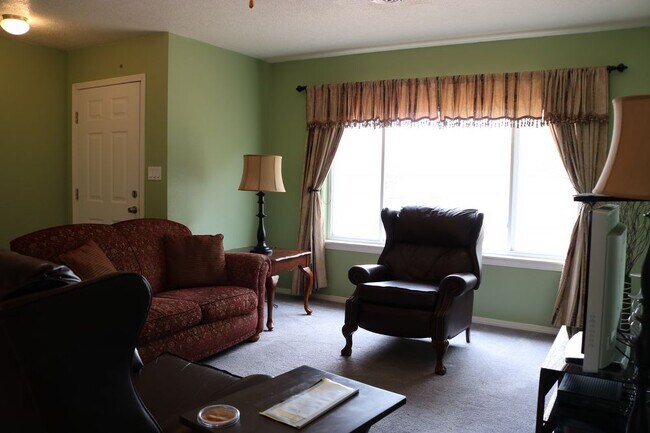 Building Photo - Fully Furnished House