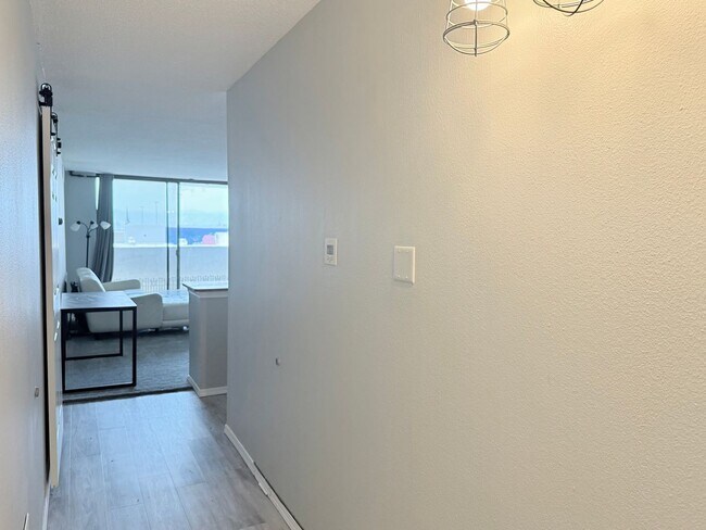 Foto del edificio - Partially Furnished Downtown Denver Studio...