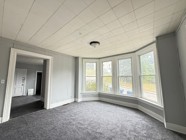 Building Photo - 1402 W 9th St
